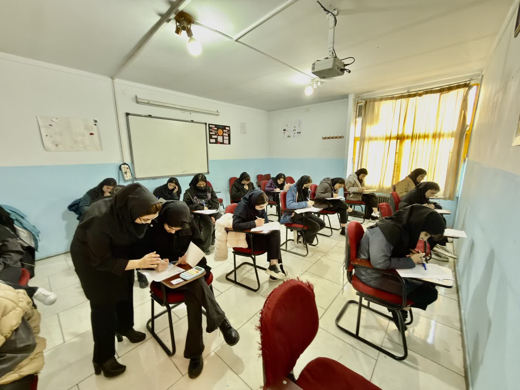 برگزاری آزمون در دبیرستان و هنرستان غیر دولتی دخترانه پرتو علوی